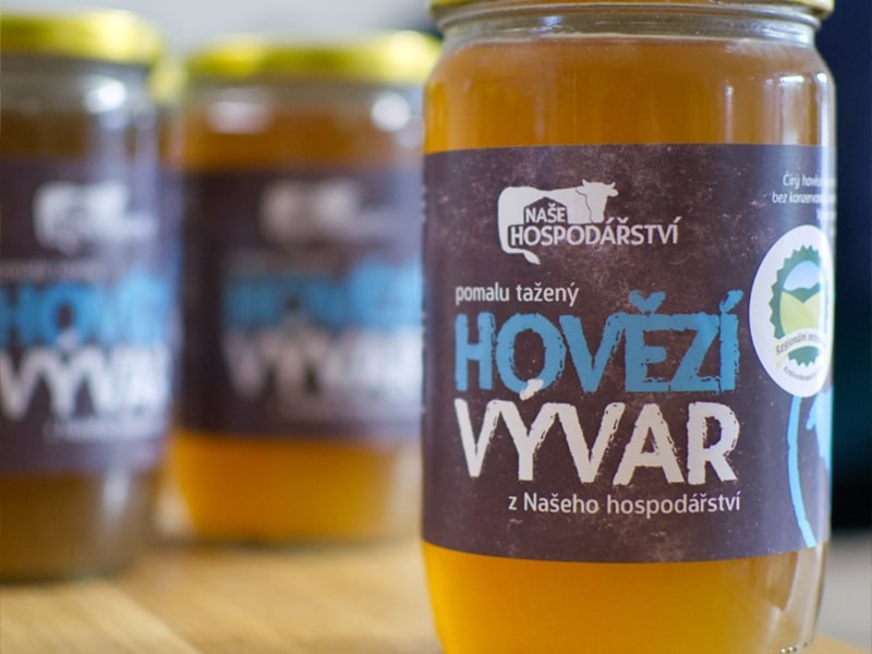 Sklenice hovězího vývaru