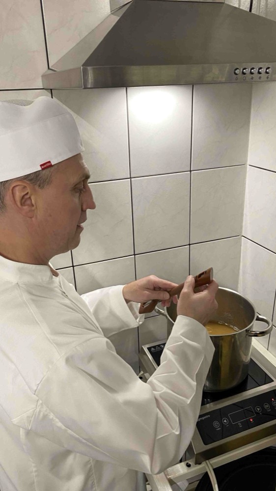 David Czyž vaří propolisovou hmotu v dílně