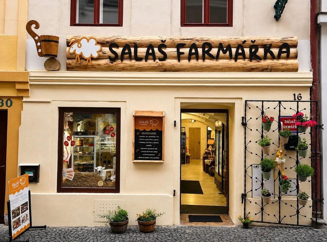 Průčelí prodejny Salaš Farmářka v Litoměřicích