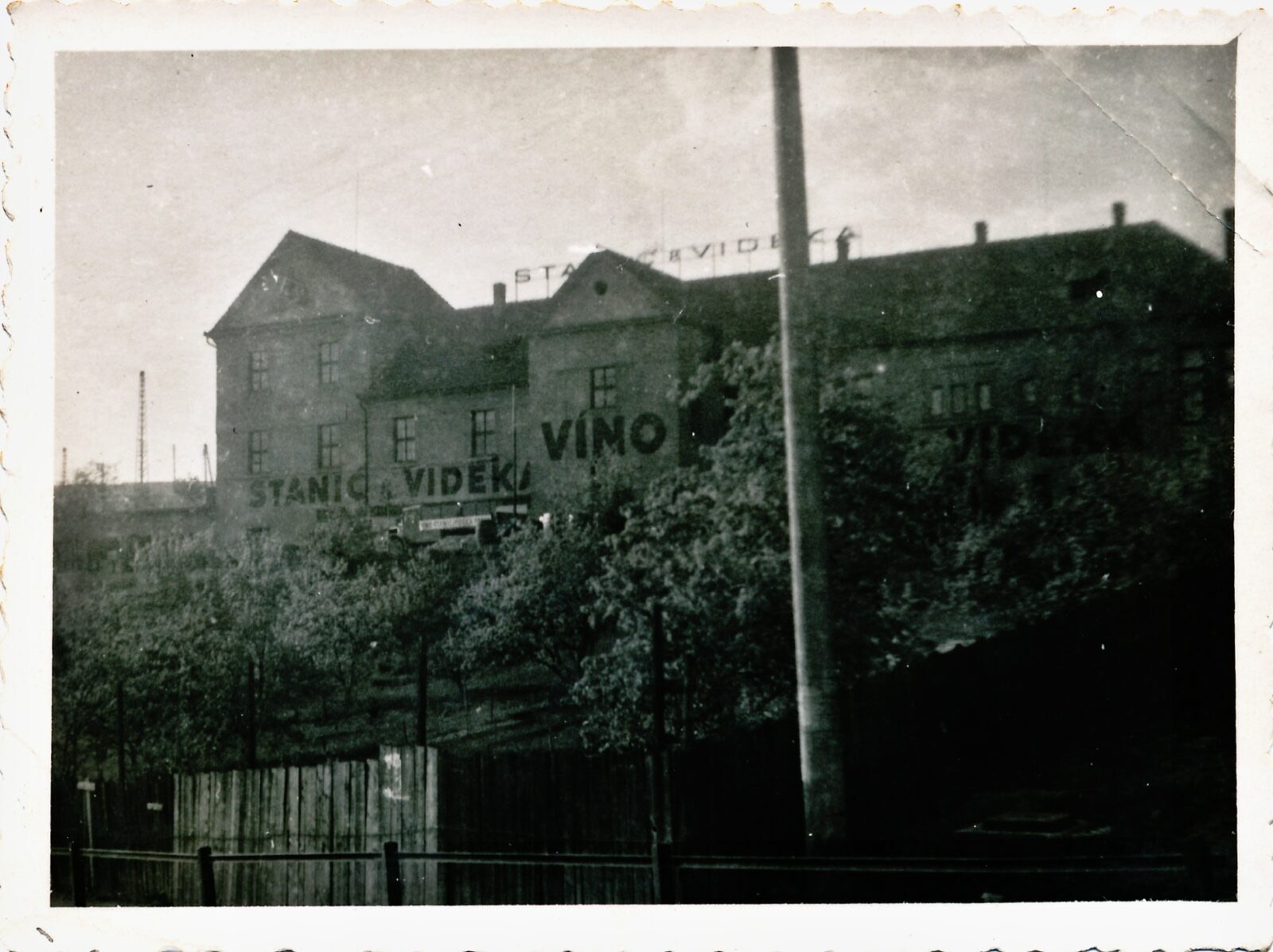 Historická fotografie vinných sklepů Stanič a Videka ve Vysočanech