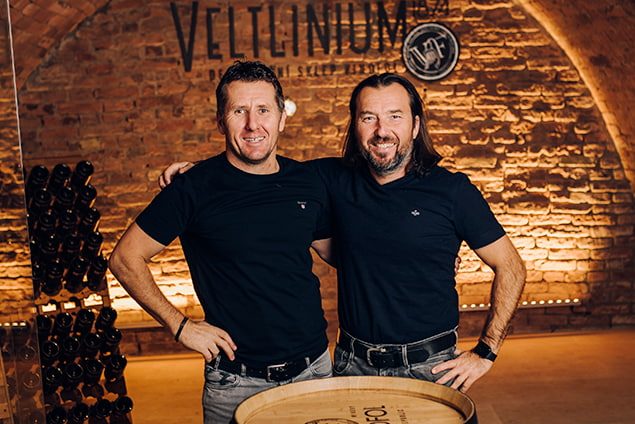 Bratři Pavel a Richard Foltýnovi ve sklepě vinařství VINOFOL