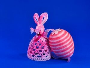 bavlnkou zdobená kraslice a háčkovaný zajíček