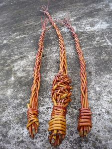 velikonoční tradice - tři velikonoční pomlázky používné na velikonoční pondělí