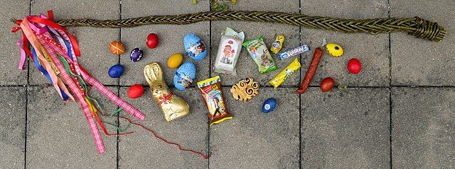 velikonoční pomlázka z 12 ti prutů a velikonočními sladkostmi