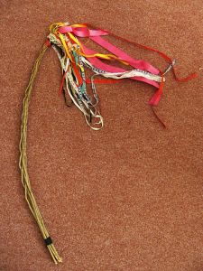 velikonoční pomlázka se stuhami od děvčat