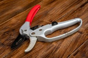 Záhradné nožnice na stole určené pre rez rastlín