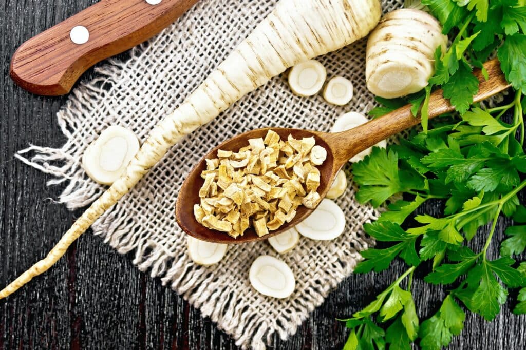 Petržel 9 Parsley root dried in spoon on board top