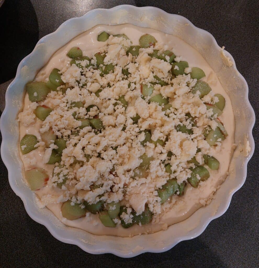 Rebarborový koláč s drobenkou - před pečením