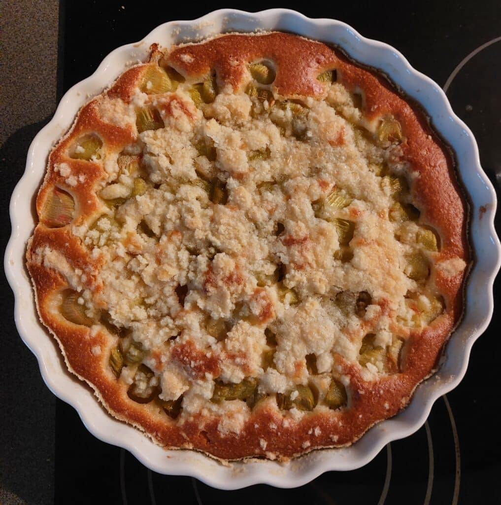 Rebarborový koláč s drobenkou - upečený