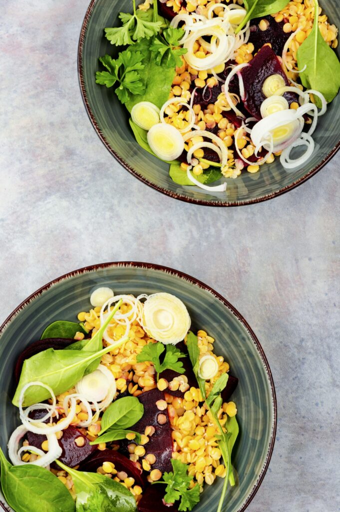 Salát z červené čočky