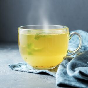 zeleninový vývar v hrníčku