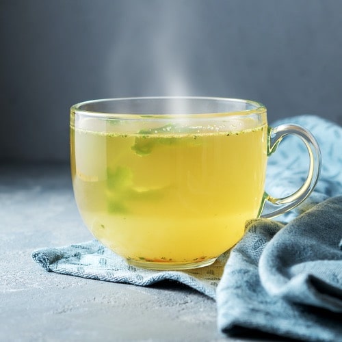 zeleninový vývar v hrníčku