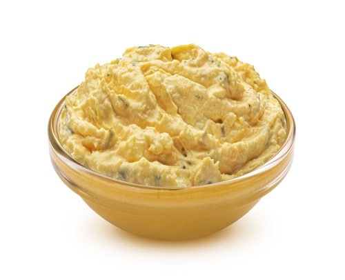 vajíčková pomazánka s cibulkou v misce