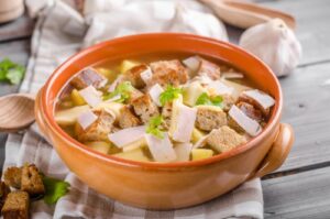 česneková polévka se šunkou a sýrem