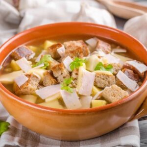 česneková polévka se šunkou a sýrem