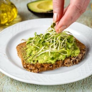 žena dávající microgreens na tasty