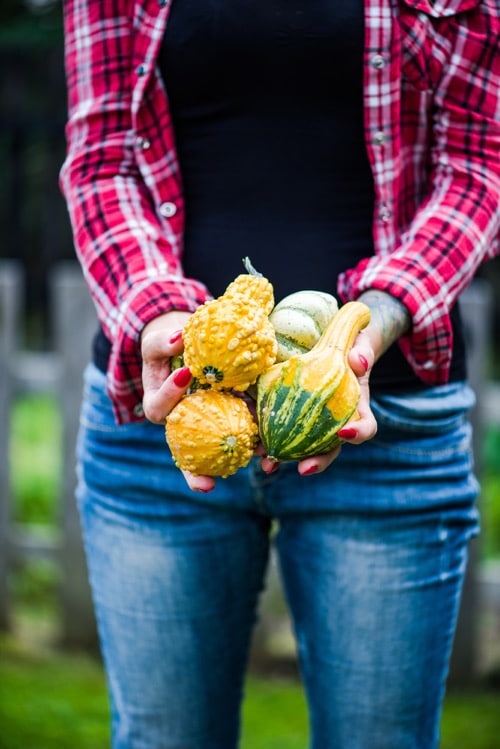 paní držící dekorativní tykve