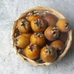 čersvé plody mišpule v misce