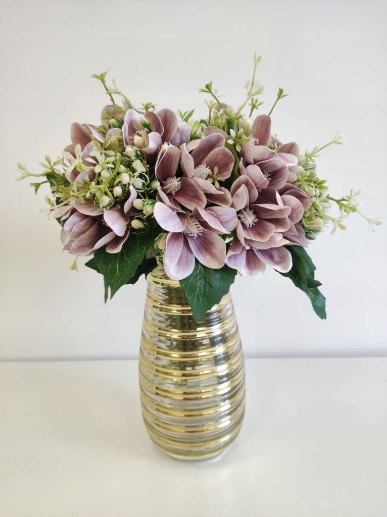 frézie - umělá kytice působící jako živá rostlina.