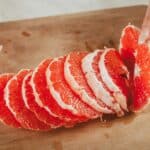 grapefruit - položený na dřevěném prkénku připravený na konzumaci.