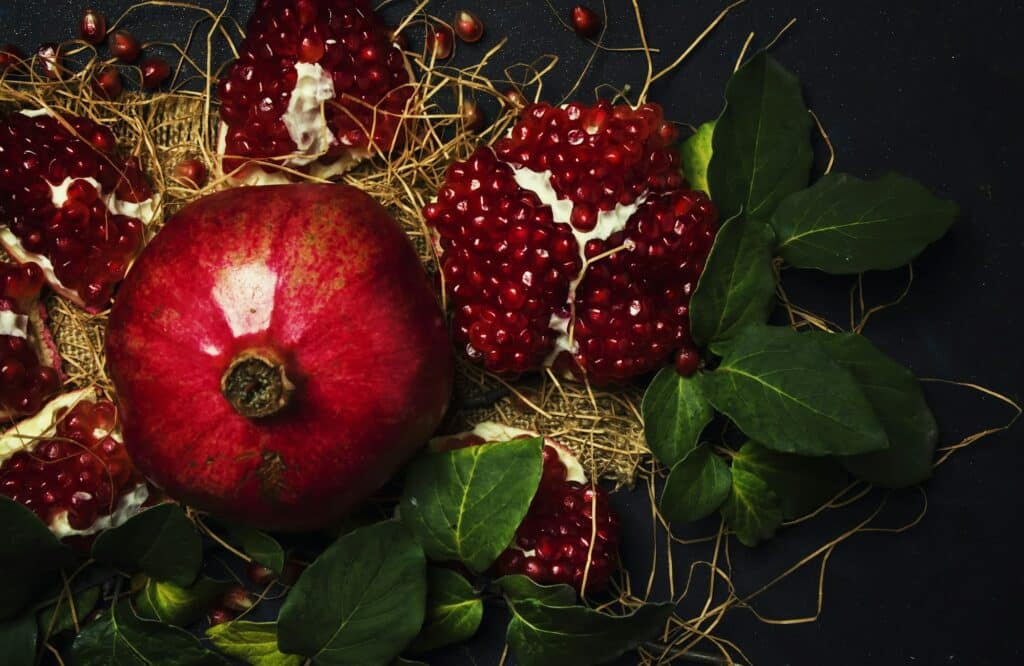 granátové jablko - na slaměném podkladu