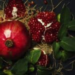 granátové jablko - na slaměném podkladu