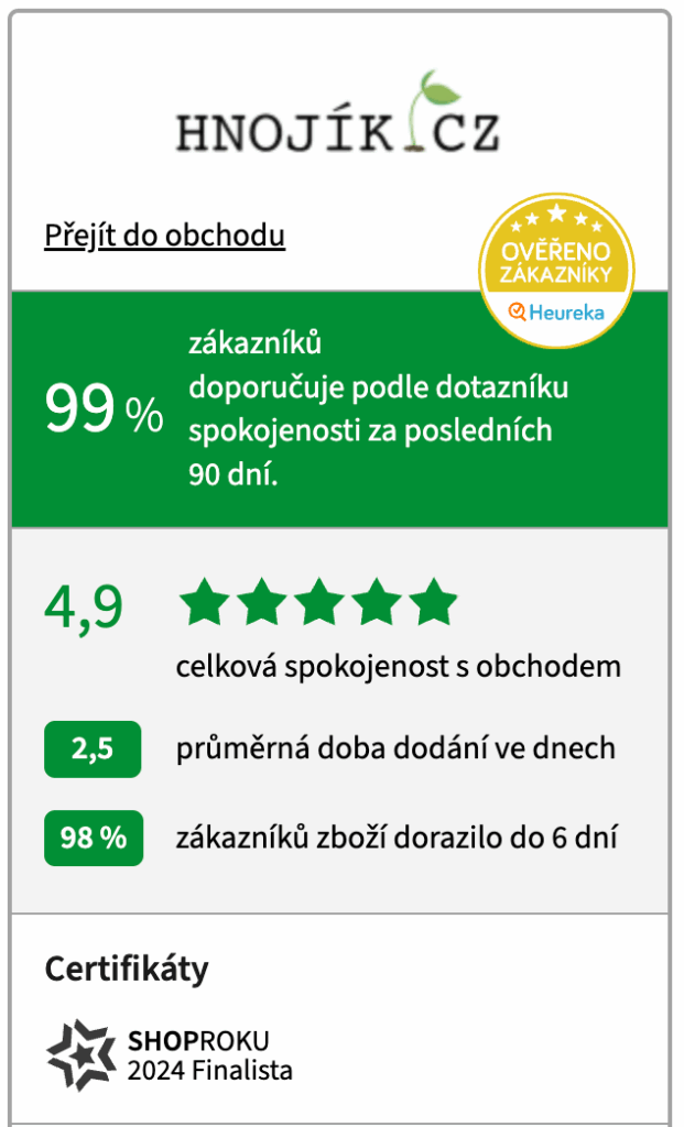 Balíky a krabice připravené k distribuci na skladu