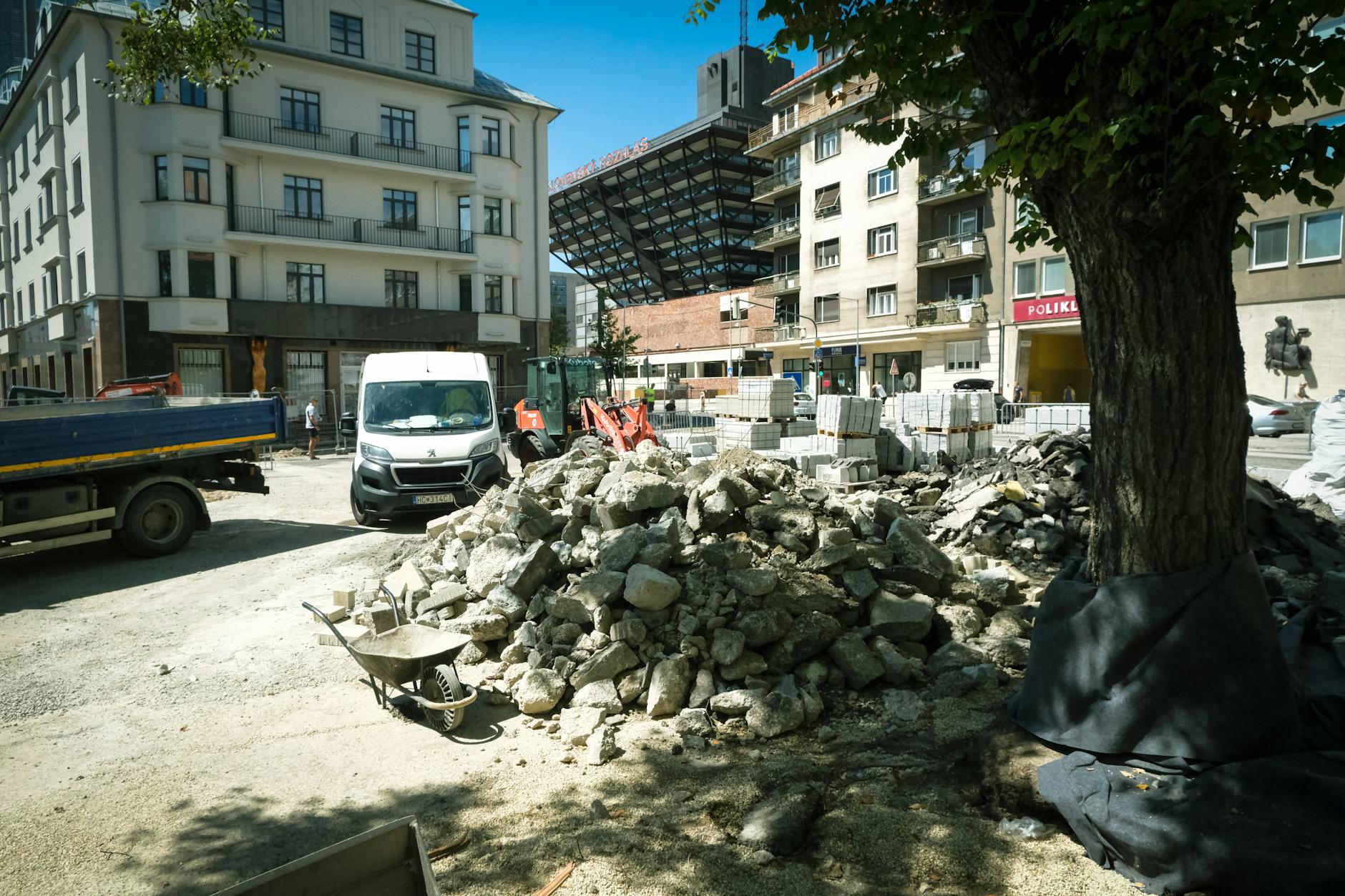 Ochrana stromů při stavbě: jak chránit kořeny i korunu 6 Navážka půdy v kořenové zóně stromu bez poškození kořenového systému.