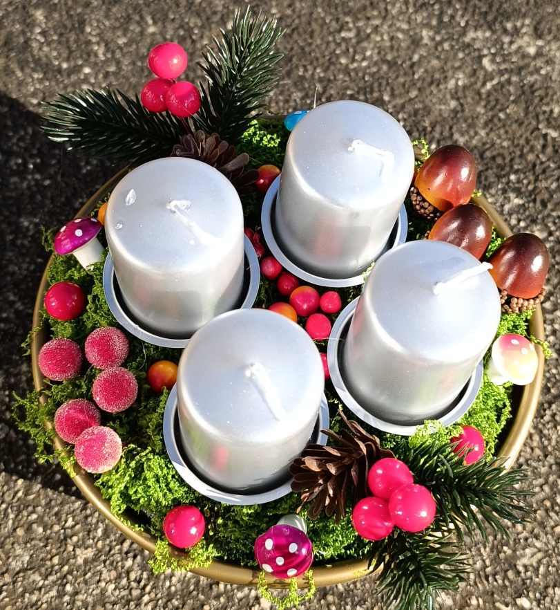 Adventní věnec ve zlaté misce