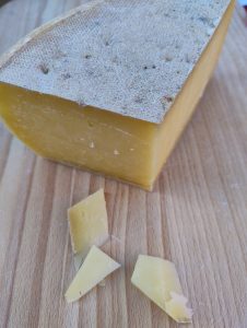Gouda zrající 1 kg (výseč)