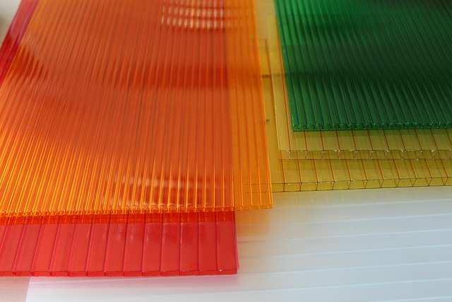Materiály na zasklení skleníků: sklo a plastické hmoty 2 Komůrkový polykarbonát – řez deskou
